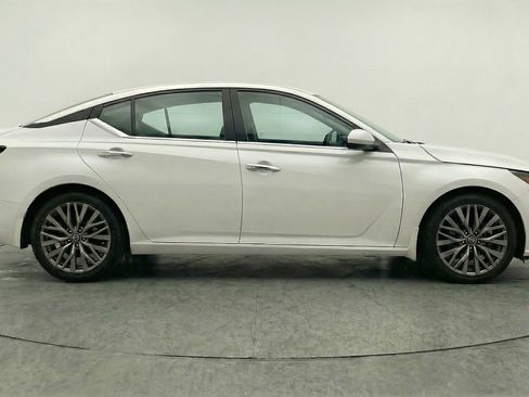Used 2025 Nissan Altima 2.5 SV image 11