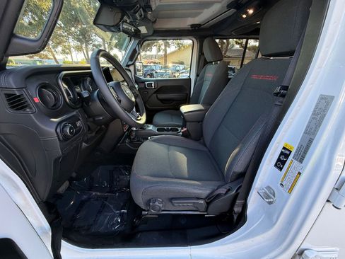 Used 2025 Jeep Wrangler Unlimited Rubicon image 23