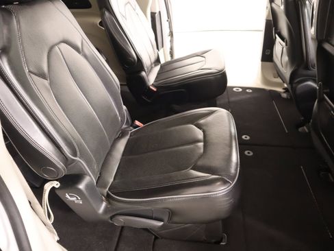 Used 2017 Chrysler Pacifica Limited w/ UConnect Theater Package image 16
