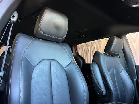 Used 2025 Chrysler Pacifica Select FWD image 19