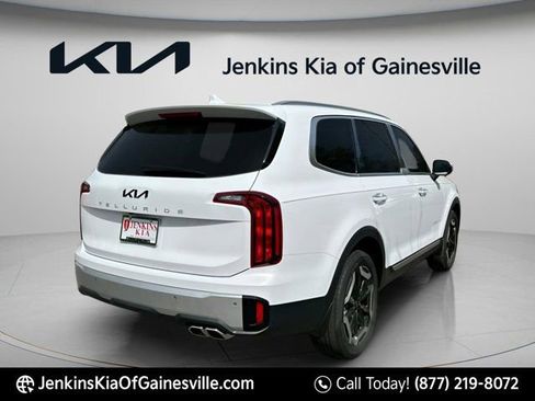 Used 2024 Kia Telluride S image 3