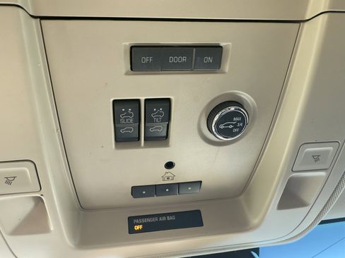 Used 2016 GMC Yukon XL Denali w/ Open Road Package image 20