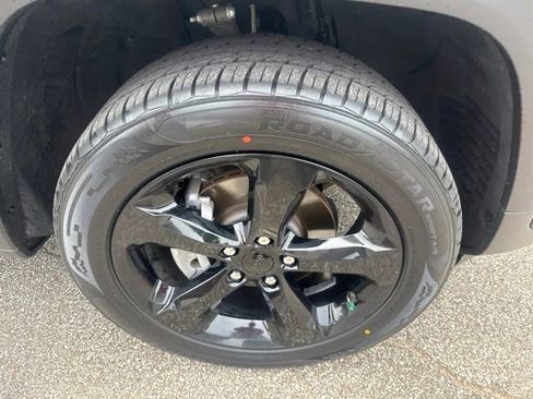 Used 2023 Jeep Grand Cherokee Altitude RWD image 14