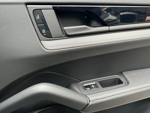 Certified 2025 Porsche Cayenne image 19