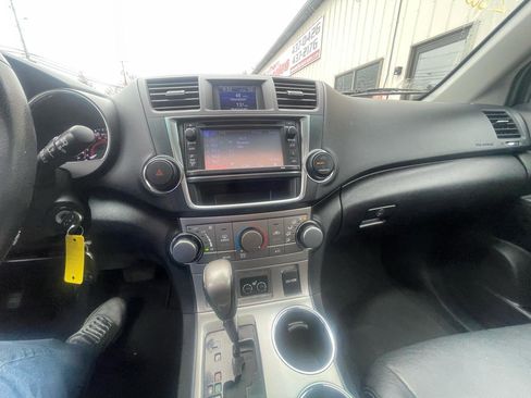 Used 2013 Toyota Highlander SE image 17