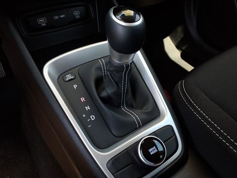 Certified 2025 Hyundai Venue SEL FWD image 24