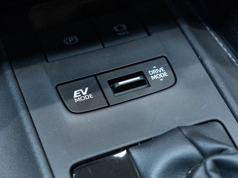 Certified 2024 Toyota Venza XLE AWD/4WD image 26