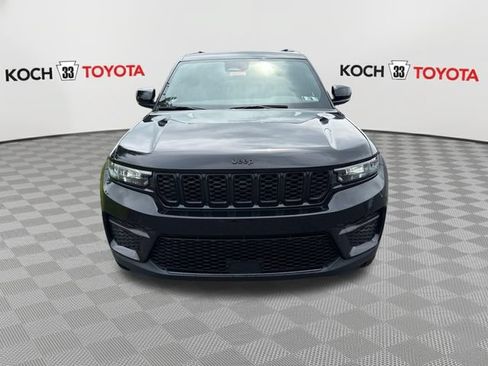 Used 2023 Jeep Grand Cherokee Altitude AWD/4WD image 2