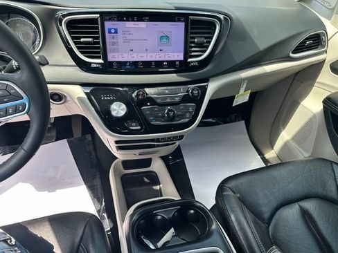 Used 2022 Chrysler Pacifica Touring-L FWD image 10