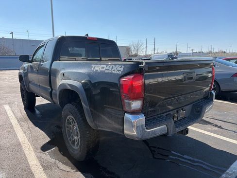 Used 2016 Toyota Tacoma SR5 image 2