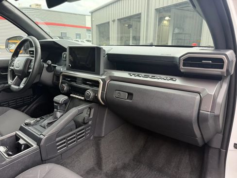 Used 2025 Toyota Tacoma SR5 AWD/4WD image 14