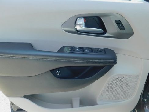 Used 2024 Chrysler Pacifica Select image 26