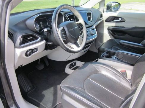 Used 2020 Chrysler Pacifica Limited FWD image 35