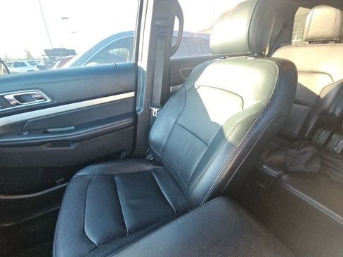Used 2016 Ford Explorer XLT w/ Equipment Group 202A image 7