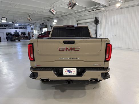 Used 2022 GMC Sierra 1500 AT4 w/ AT4 Premium Package AWD/4WD image 4