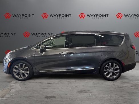 Used 2019 Chrysler Pacifica Limited w/ Tire & Wheel Group FWD image 9