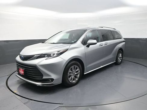 Used 2025 Toyota Sienna XLE FWD image 3