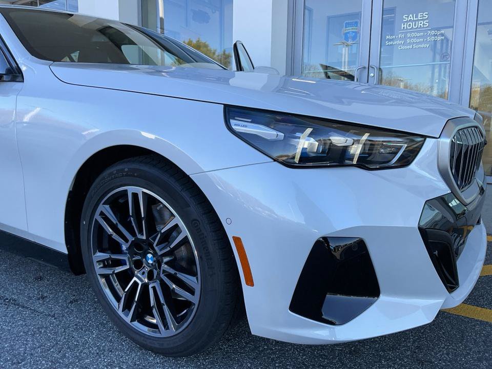 Used 2026 BMW 530i xDrive w/ M Sport Package AWD/4WD image 24