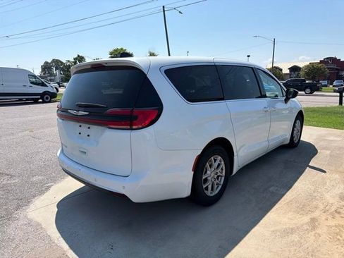 Used 2024 Chrysler Pacifica Touring-L FWD image 4