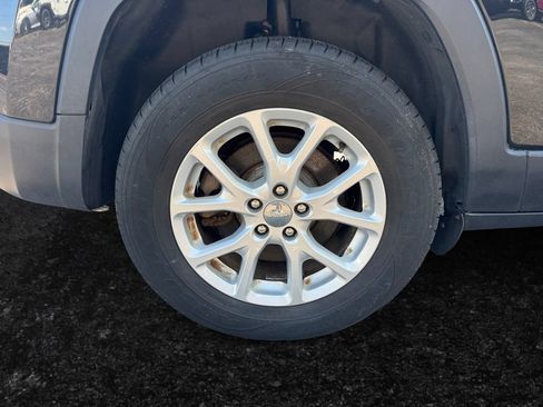 Used 2016 Jeep Cherokee Latitude w/ Cold Weather Group AWD/4WD image 24