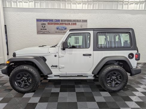 Used 2025 Jeep Wrangler Sport AWD/4WD image 2
