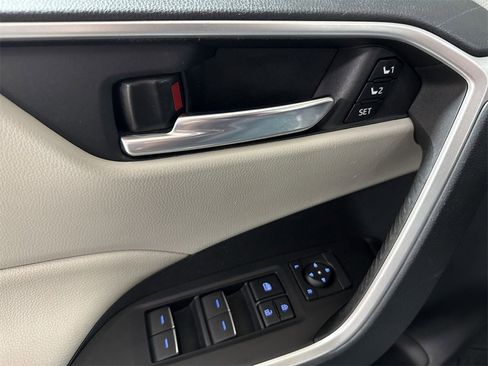 Used 2022 Toyota RAV4 XLE Premium image 21