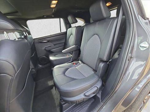 Used 2025 Toyota Highlander XSE AWD/4WD image 18