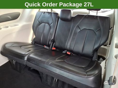 Used 2023 Chrysler Pacifica Touring-L FWD image 16