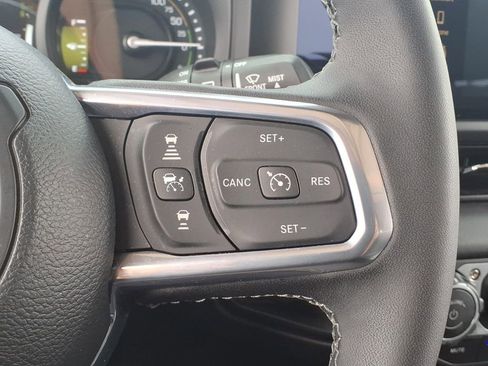 Used 2025 Jeep Wrangler Unlimited Sahara AWD/4WD image 31