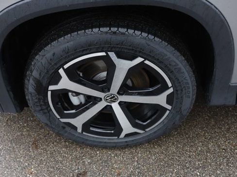 Used 2025 Volkswagen Tiguan SE w/ Panoramic Sunroof Package image 12