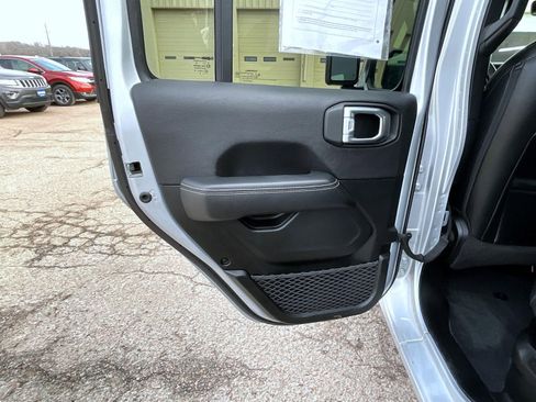 Used 2023 Jeep Wrangler Unlimited Sahara image 21