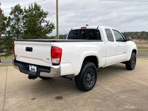 Used 2017 Toyota Tacoma SR5 w/ Tow Package image 6