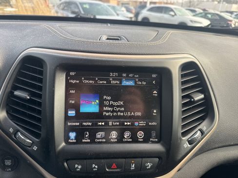 Used 2018 Jeep Cherokee Limited w/ Technology Group image 13