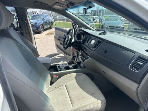 Used 2015 Kia Sedona LX image 24