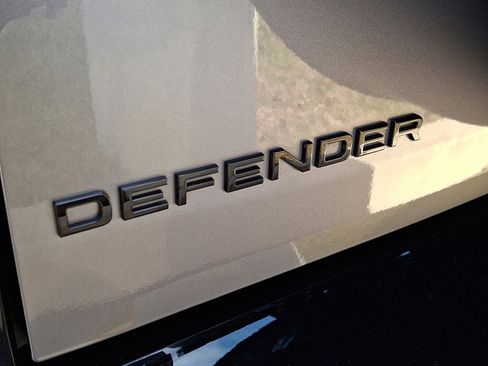 Used 2024 Land Rover Defender 110 X-Dynamic SE image 5