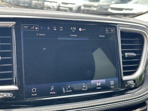 Used 2023 Chrysler Pacifica Touring-L FWD image 3