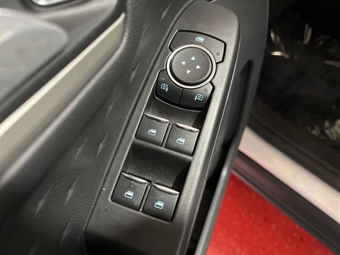 Used 2020 Ford Escape SE image 18