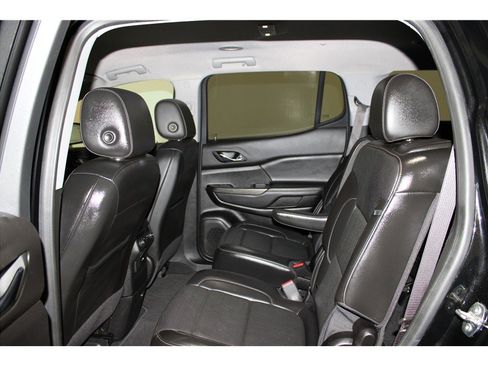 Used 2023 GMC Acadia SLT image 12