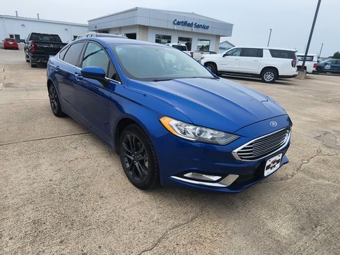 Used 2018 Ford Fusion SE w/ Equipment Group 201A FWD image 3