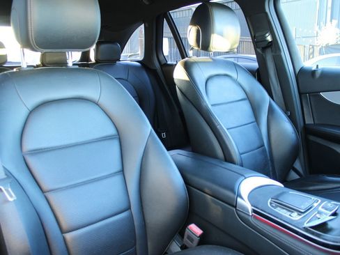 Used 2020 Mercedes-Benz GLC 300 w/ Premium Package image 17