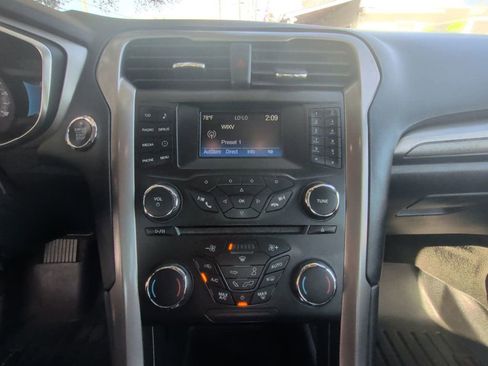 Used 2017 Ford Fusion SE image 19