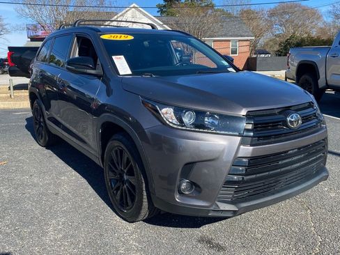 Used 2019 Toyota Highlander SE image 1