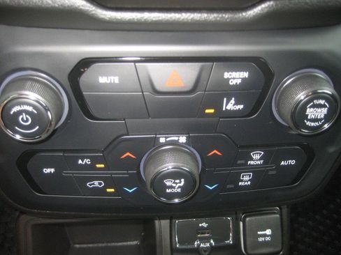 Used 2021 Jeep Renegade Latitude w/ Convenience Group image 20