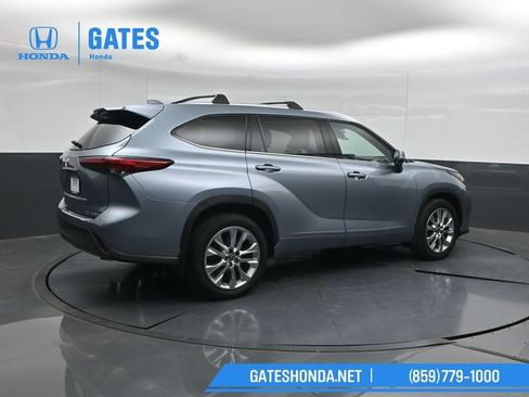 Used 2023 Toyota Highlander Limited AWD/4WD image 2