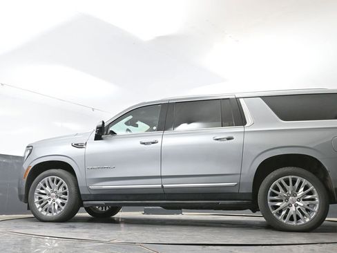 Used 2025 GMC Yukon XL Denali AWD/4WD image 30