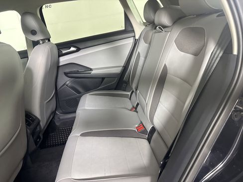 Used 2023 Volkswagen Taos SE w/ Panoramic Sunroof Package FWD image 21