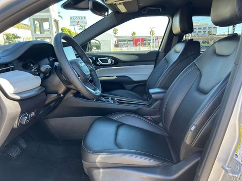 Used 2025 Jeep Compass Limited image 27