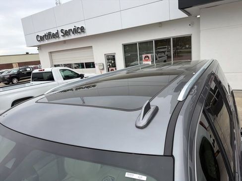 Used 2022 GMC Yukon XL Denali w/ Denali Premium Package image 5