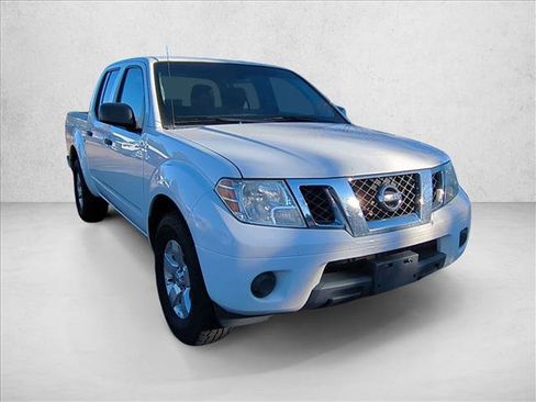 Used 2012 Nissan Frontier SV image 3