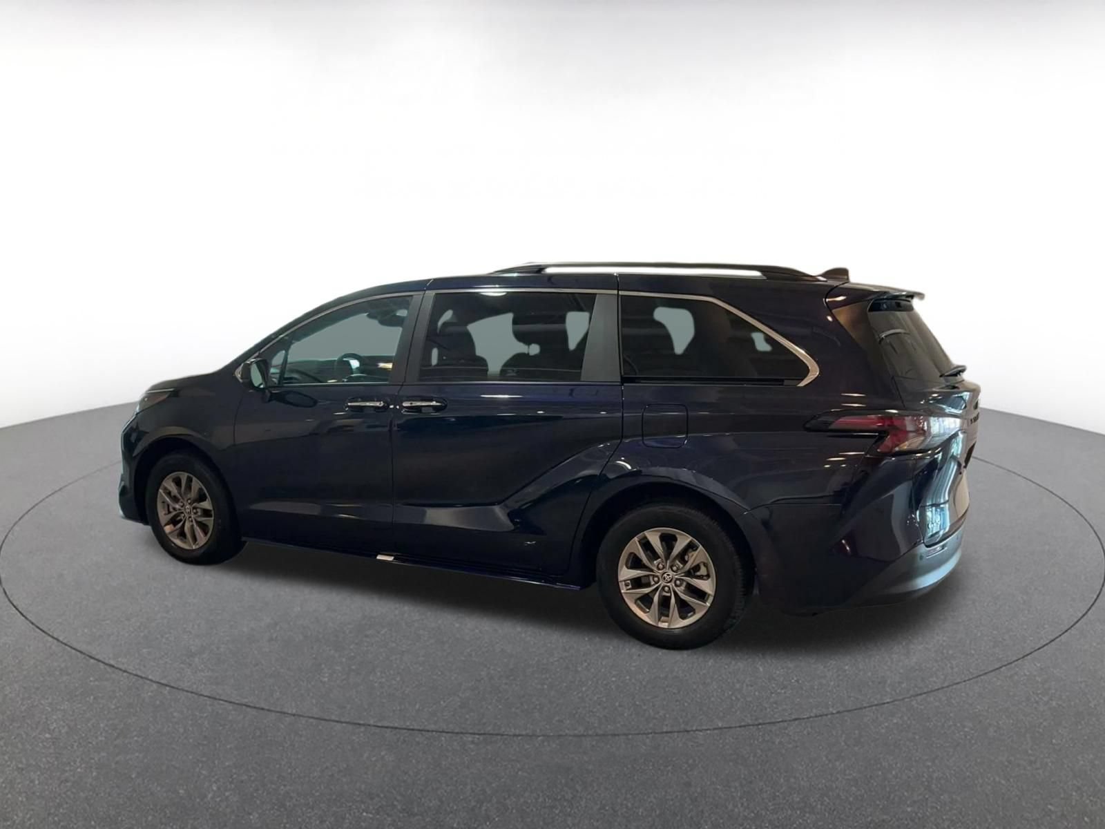Used 2025 Toyota Sienna XLE FWD image 9